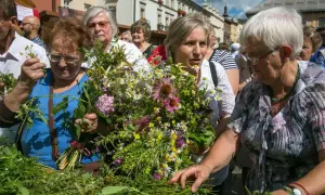 Kobiety z bukietami ziół i kwiatów na rynku. 15 sierpnia święto kościelne, tradycja święcenia wianków i ziół.