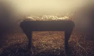 Pusta żłób, słoma i białe płótno. Jakby na początku było słowo, a potem przyszła nadzieja.