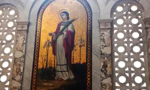 Mozaika przedstawia świętą z palmą, symbol męczeństwa. Obraz jest ozdobą kościoła, przypominającą o wierze, szczególnie 21 stycznia.