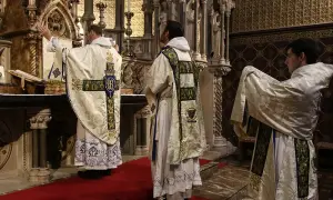 Ile trwa msza odpustowa? Poznaj zaskakujące różnice w czasie trwania