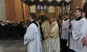 Uroczysta procesja w kościele, kapłan w złotej szacie niesie relikwie. To symboliczna rezurekcja.