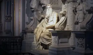 Kamienna rzeźba Mojżesza z brodą i tablicami. Zastanawiasz się, ile lat żył Mojżesz?