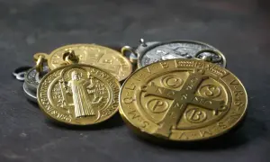 Kilka złotych i srebrnych medalików, w tym cudowny medalik z wizerunkiem świętego.