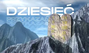 Kamienne tablice z dziesięcioma przykazaniami na tle gór. Tekst "DZIESIĘĆ PRZYKAZAŃ" sugeruje, kiedy zmieniono 10 przykazań bożych.