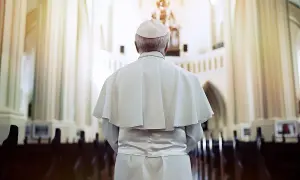 Papież w białej szacie i piusce stoi w kościele, przygotowując się do uroczystej beatyfikacji.