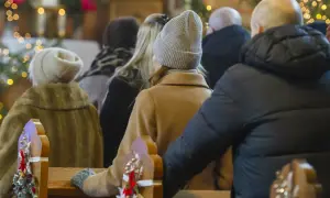 Ludzie w kościele, ozdobionym świątecznie. Czy to 13 luty, jakieś święto?