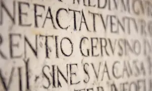 Kamienne inskrypcje z łacińskimi słowami, w tym "dei", wyryte w starożytnym stylu.