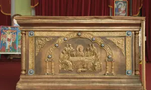 Ołtarz z płaskorzeźbą Ostatniej Wieczerzy, ozdobiony motywami nawiązującymi do tradycji biblii etiopska.