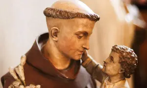 Figurka świętego Antoniego, patrona rzeczy zagubionych, z Dzieciątkiem Jezus na ręku.