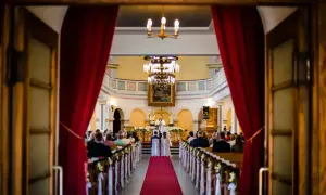 Ślub w kościele. Wszyscy chrześcijanie wierzą w Jezusa, ale czym się różni katolik od chrześcijanina? To pytanie zadaje sobie wielu.