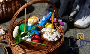 Koszyk wielkanocny z pisankami, babką i świecami. Zastanawiasz się, dlaczego Wielkanoc jest ruchoma? To zależy od faz księżyca!
