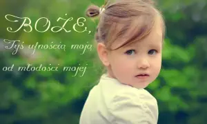 Mała dziewczynka z bucikami na głowie, z tekstem "Boże, Tyś ufnością moją od młodości mojej" nawiązującym do psalmu 71.