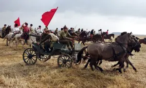 Konni z czerwonymi sztandarami, jak w wizji Ezechiela 23:20, pędzą przez pole. Wóz z karabinem maszynowym.