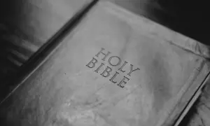 Stara, wytarta okładka Biblii, na której widnieje napis "HOLY BIBLE". Może zawierać opowieść o biblijnej księdze wyjścia.