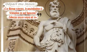 Kamienna rzeźba św. Bartosza z brodą i mieczem, obok cytat z Ewangelii wg św. Jana.