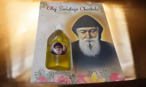 Olej Świętego Charbela, znany z cudownych właściwości, przedstawiony z wizerunkiem świętego.