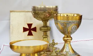 Msza konwentualna – co to jest i dlaczego jest tak ważna w liturgii?