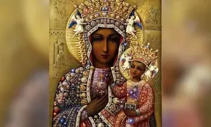 Ikona Matki Boskiej z Dzieciątkiem, ozdobiona klejnotami, przypomina o świętej Jadwidze i jej pobożności.