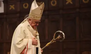Biskup Nycz w białej szacie i mitrze z krzyżem, trzyma pastorał.