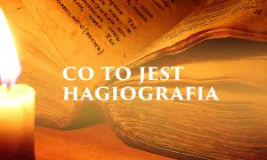 Płonąca świeca oświetla starą księgę, której strony pokryte są tekstem. Na pierwszym planie biały napis "CO TO JEST HAGIOGRAFIA" sugeruje, że księga zawiera opowieści o świętych.