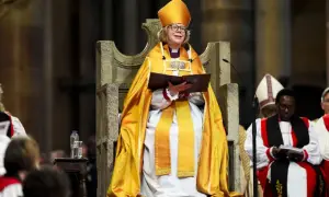 Arcybiskup Canterbury w złotej szacie i mitrze, siedzi na tronie, trzymając księgę.