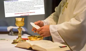 Kapłan przygotowuje się do mszy, trzymając hostię. Na stole leży księga i kielich. Tekst informuje, ile trwa msza pogrzebowa i ile wynosi ofiara.