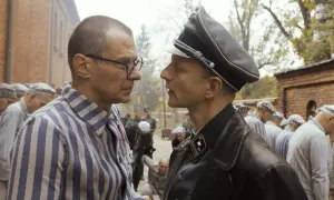 Scena z filmu o Maksymilianie Kolbe: więzień w pasiastej koszuli i oficer SS patrzą sobie w oczy.