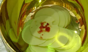Hostia z plamą przypominającą krew, symbolizująca cud eucharystyczny w Sokółce, w złotym naczyniu.
