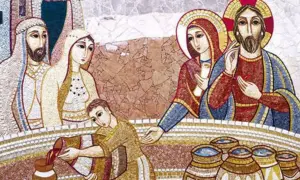 Mozaika przedstawia cud w Kanie Galilejskiej: Jezus, Maryja i świadkowie patrzą, jak sługa nalewa wino do dzbanów.