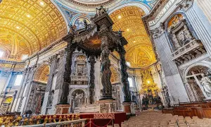 Wnętrze Bazyliki św. Piotra w Watykanie. Poznaj ciekawostki o tym monumentalnym dziele sztuki i architektury, gdzie złota kopuła i barokowy baldachim Berniniego zachwycają.
