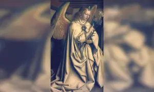 Archanioł Gabriel w białej szacie, z koroną na głowie i gałązką lilii w dłoni, klęczy w pozie pełnej łaski.