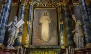 Obraz Jezusa Miłosiernego w kościele, gdzie jezuici to katolicy. Po bokach figury Mojżesza i Aarona.