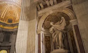 Kamienna figura przedstawia św. Weronikę z chustą, na której odbił się wizerunek Chrystusa. Monumentalna rzeźba w bazylice.