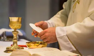 Ile trwa msza rezurekcyjna? Odkryj, co wpływa na jej długość