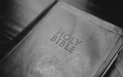 Stara, wytarta okładka Biblii, na której widnieje napis "HOLY BIBLE". Może zawierać opowieść o biblijnej księdze wyjścia.