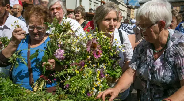 Kobiety z bukietami ziół i kwiatów na rynku. 15 sierpnia święto kościelne, tradycja święcenia wianków i ziół.