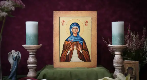 Ikona świętej Joanny z krzyżem i płonącymi świecami.
