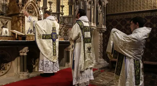 Ile trwa msza odpustowa? Poznaj zaskakujące różnice w czasie trwania