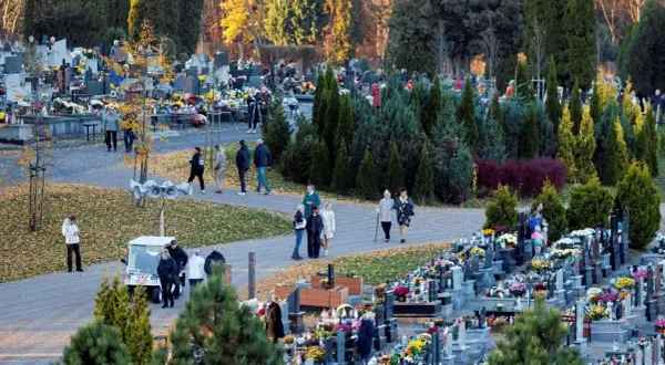 Cmentarz wczesnym popołudniem, ludzie odwiedzają groby. Prognoza pogody na Wszystkich Świętych zapowiadała chłód, ale bez opadów.