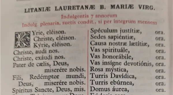 Fragment tekstu z Litanią Loretańską, widoczne wezwania i ozdobna inicjała.