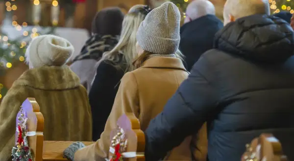Ludzie w kościele, ozdobionym świątecznie. Czy to 13 luty, jakieś święto?