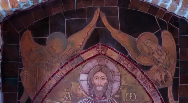 Aniołowie z symbolami Ewangelistów otaczają Jezusa. W tle słychać pieśń z psalm 150.
