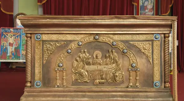 Ołtarz z płaskorzeźbą Ostatniej Wieczerzy, ozdobiony motywami nawiązującymi do tradycji biblii etiopska.