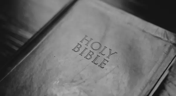 Stara Biblia, z wyrytymi literami "HOLY BIBLE", przypomina o mądrości i wierze, jakiej szukał Saul.