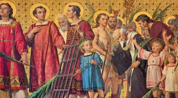 Grupa świętych, w tym dzieci, z palmami i atrybutami męczeństwa. Wśród nich polscy święci, symbolizujący wiarę i nadzieję.