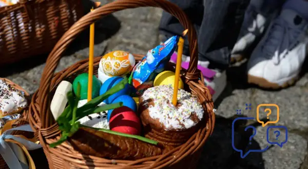 Koszyk wielkanocny z pisankami, babką i świecami. Zastanawiasz się, dlaczego Wielkanoc jest ruchoma? To zależy od faz księżyca!