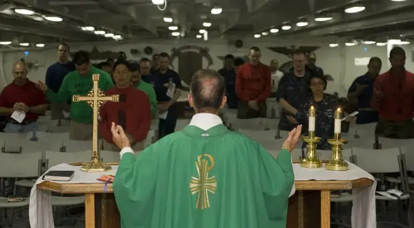 Kapłan w zielonej szacie prowadzi nabożeństwo. Wierni, w tym żołnierze, modlą się, wspominając psalm 6.