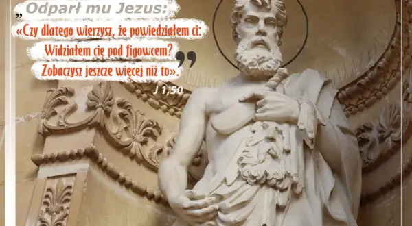 Kamienna rzeźba św. Bartosza z brodą i mieczem, obok cytat z Ewangelii wg św. Jana.