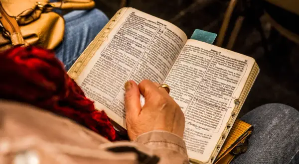 Osoba czyta Biblię, skupiając się na Psalmie 96.
