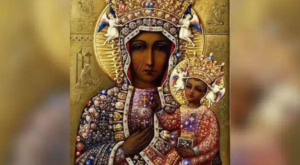 Ikona Matki Boskiej z Dzieciątkiem, ozdobiona klejnotami, przypomina o świętej Jadwidze i jej pobożności.
